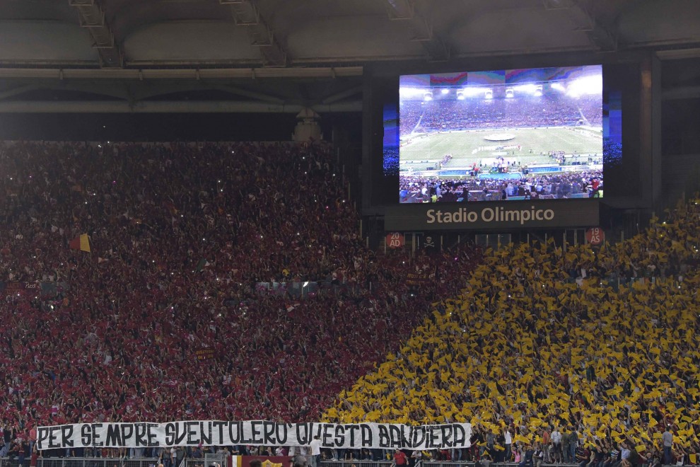 1415romabayern_curva-sud-striscione-roma-bayern