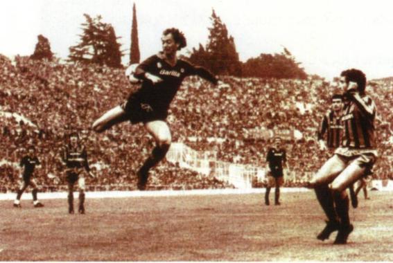 Falcao in volo di tacco crossa al centro, Pruzzo
                  segnerà di testa (Roma-Inter 1981/82)
