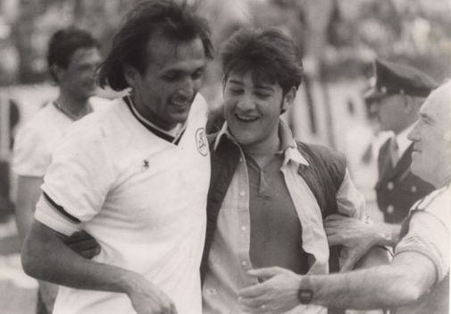 Luciano Spalletti capellone con la maglia dello Spezia mentre abbraccia un tifoso!
