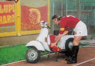 Totti porta i fiori sul
                  Vespone di Dante, dopo la sua morte, stagione 2000/01