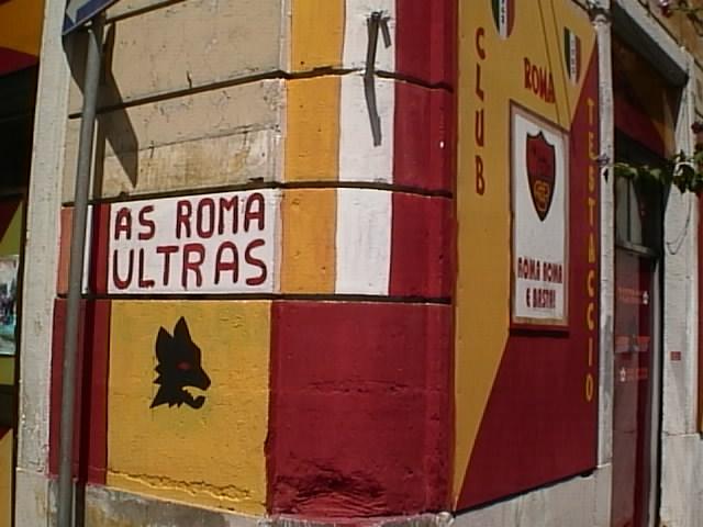 Il ROma
                  Club Testaccio, in cui gli ASRU ebbero sia pur per
                  pochissimo tempo, la possibilità di lasciare il
                  materiale da tifo.