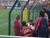 Peppe Giannini firma autografi ai bambini