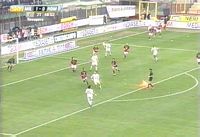 Una torcia viene
                  lanciata verso l'arbitro della partita... in questo
                  caso ho il rammarico che non sia stato colpito