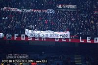 Uno
                  striscione di grande gusto di uno dei pi vecchi
                  gruppi ultras italiani. Dopo 36 anni ancora non sanno
                  fare bene uno striscione.