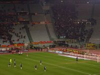 Mancini dopo il
                  terzo gol, sullo sfondo i tifosi interisti