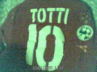 La maglia
                  indossata da Totti e lanciata in Curva Sud alla fine
                  della partita