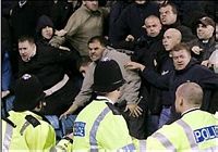 Millwall/Liverpool, la polizia tenta di trattenere gli arrabbiati tifosi del Liverpool