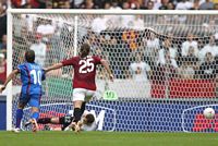 La
                  papera di Zotti sul gol del Cagliari, foto Grazia Neri
                  AP