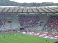 Punizione con tifo viola sullo sfondo