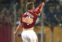 De Rossi sotto
                  la Curva Sud dopo il gol del pareggio. Il suo baciare
                  la maglia significa anche prendere le distanze da chi
                  la bacia senza onorarla