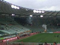 Cariche delle
                  forze dell'ordine nel settore livornese. Gli amaranto
                  si sono raggruppati in alto.