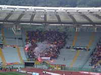 Torce all'inizio e coriandolata tricolore giallobiancorossa (persa per pochi secondi)