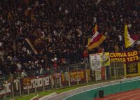 Stendardo del Basilea sillo striscione Offensiva Ultras e Mr. Enrich con il nasone da Pinocchio vicino a Curva Sud Roma 1973