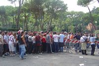 La fila
                  all'esterno della Curva Sud