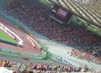 Pisanu, In
                  Tribuna Tevere, tantissima gente segue la partita in
                  piedi