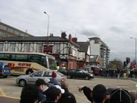 Sulla sinistra il
                  Pub Trafford del Man U, il corteo che arriva  dei
                  romanisti andati al centro, originariamente scambiato
                  per Man U