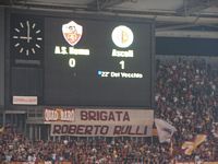Dopo centinaia di partite con la Roma, ancora non hanno imparato a scriverne il nome...