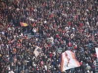 Una
                  scorreggia troppo forte, non frenata
                  dall'Ossservatorio Nazionale sulle Manifestazioni
                  Sportive, provoca il fuggi fuggi dei tifosi in Curva
                  Sud