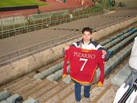 Pizarro ha regalato la maglia a fine partita a un
                  gruppo di ragazzi cileni presenti in Tribuna Tevere