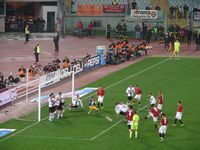Punizione a due in area: il pallone tirato da Totti finir in angolo