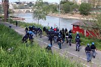 La Polizia carica
                  sulle rive del Tevere