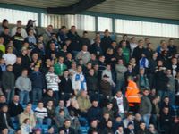 Uno steward cerca di portare ordine nel gi ordinato settore del Bristol Rovers: rimangono in piedi e lo steward molla.