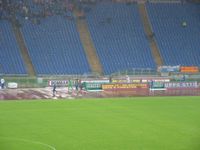 I giocatori della Sampdoria, appreso della sospensione, escono sotto il diluvio a ringraziare i propri tifosi, applauditi anche dai tifosi della Roma per il gesto