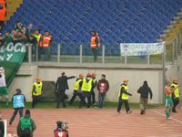 Un
                  tifoso del pao tenta di entrare sulla pista d'atletica
                  ma viene fermato dagli stewards