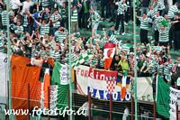 I tifosi del Celtic con la bandiera della Roma in occasione di Milan/Celtic
