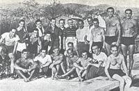 Il
                  precampionato: agosto 1938. Al centro il direttore
                  sportivo Biancone e il presidente Betti, oltre
                  all'allenatore Dall'Ara