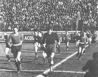 11 gennaio 1942: Roma e Lazio entrano in campo. I primi sono Masetti per la Roma e Piola per la Lazie