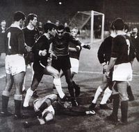 Venables
                  (Chelsea) colpisce un giocatore della Roma a terra.
                  Riconoscibile Losi con la fscia di capitano