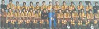 Una formazione della Roma con maglia a strisce giallorosse