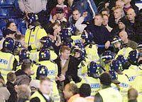 Chelsea/West Ham, gli scontri tra tifosi del West Ham e la polizia