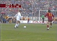 Lo striscione
                  sullo sfondo è dedicato a Carletto Ancelotti, per la
                  prima volta avversario.