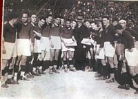 Roma/Triestina del
                  07.02.1932, foto originale. Attilio Ferraris ha in
                  mano una scatola di cioccolatini.