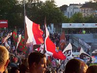 La tifoseria del St. Pauli: sullo sfondo,
                          bandieroni della Ternana, che condividono la
                          stessa linea politica