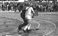 Il gobbo esce
                    sotto la Sud dopo il derby del 31 marzo 1974