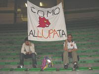 Tifosi lontani: Eros e Francesca di Como,
                  stoicamente aspettano di uscire da San Siro dopo la
                  finale di Coppa Italia Milan/Roma 2002/03.