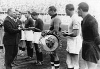 Prima del derby Sacerdoti consegna una medaglia
                  in ricordo a tutti i nazionali protagonisti della
                  fresca trasferta di Highbury