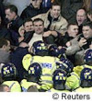 Chelsea/West Ham, gli scontri tra tifosi del West Ham e la polizia